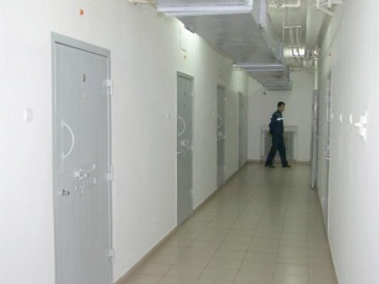 Constănţeancă dată în urmărire pentru că ducea cerşetori în Italia, băgată la beci